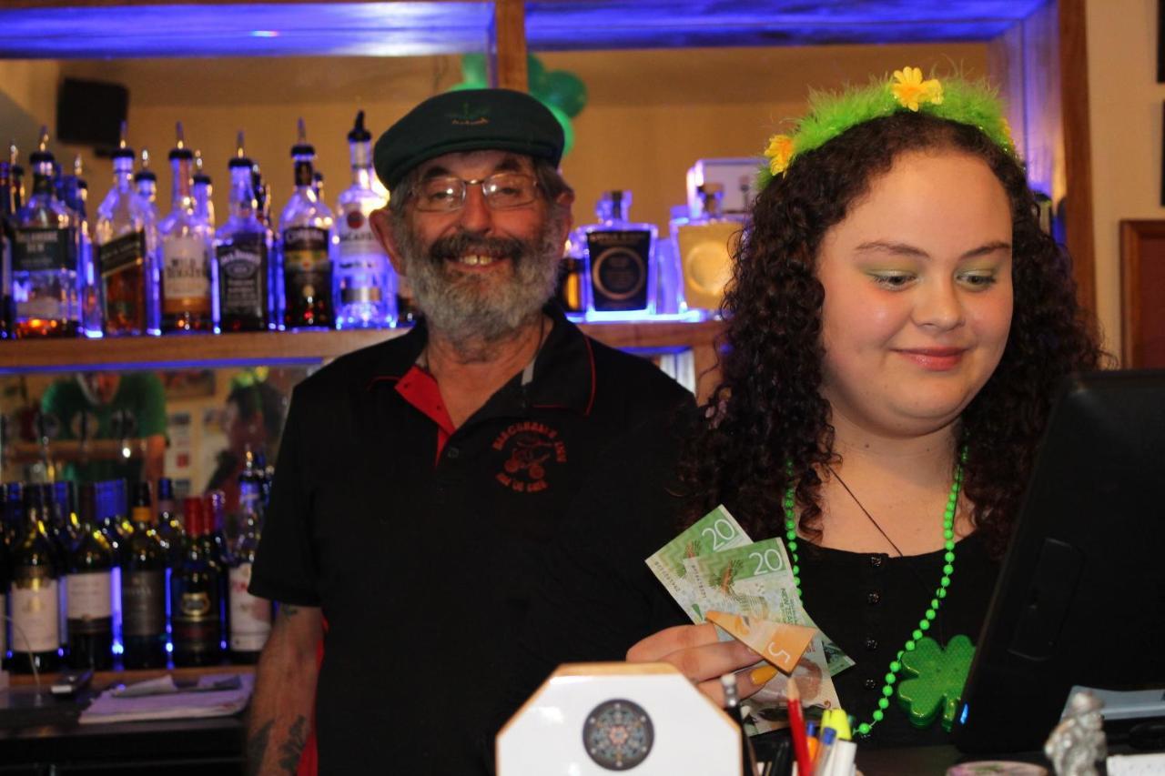 Blackball'S Inn & 08 Cafe Εξωτερικό φωτογραφία